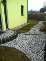 Pflasterweg und Stufe